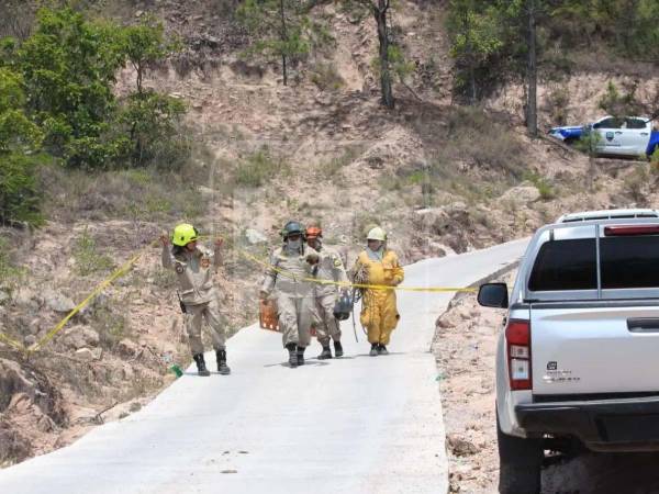 Familiares de personas desaparecidas llegan a la morgue del Ministerio Público para someterse a pruebas de ADN que permitan identificar a las víctimas halladas calcinadas en El Cimarrón.