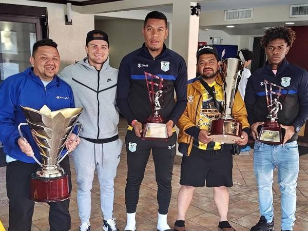 Denovan Torres y Teed Bodden mostrando los trofeos que se llevan a casa después de disputar la New Orleans Cup 2024.