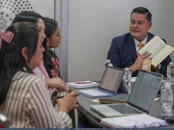 La comisión especial para la lectura de la Biblia.