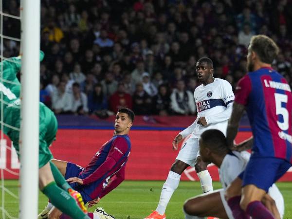 Dembélé en el momento de su remate que se fue al fondo de las redes.