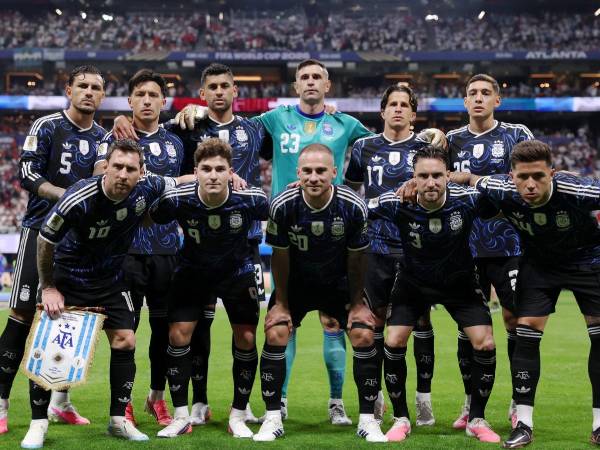 La selección de Argentina recibió duras sanciones por la Fifa a varios de sus jugadores. FOTO EFE.