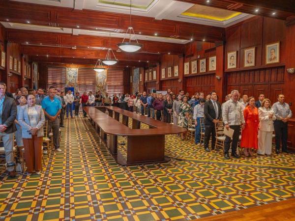 El lanzamiento de las bodas masivas se realizó en el salón consistorial de la municipalidad sampedrana.