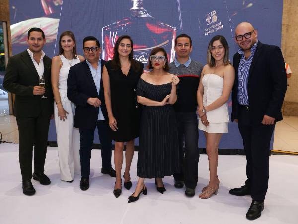 Ariel Flores, Pamela Cruz, Miguel Chong, Valeria Ríos, Blanca Bendeck, Tirso Rubio, Alejandra Chang y Lawin Paz durante el lanzamiento de BAC Estilo Moda 2025, que tuvo lugar en Plaza Sol de Mall Multiplaza.