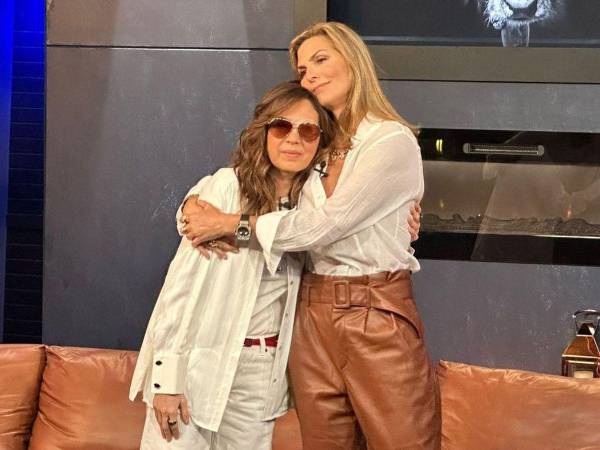 Las conductoras de televisión Montserrat Oliver y Yolanda Andrade.