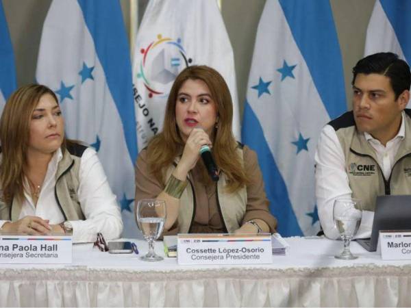 Los representantes del Consejo Nacional Electoral (CNE).