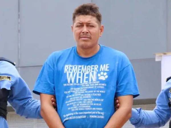 Cristian Rafael Martínez Fúnez es custodiado por agentes de la Policía.