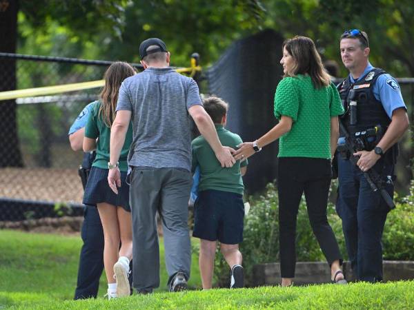 Familias se hacen presentes en la Escuela Católica Annunciation, en Minneapolis, Minnesota, EE. UU., el 27 de agosto de 2025, luego de que se registrara un tiroteo. EFE/Craig Lassig