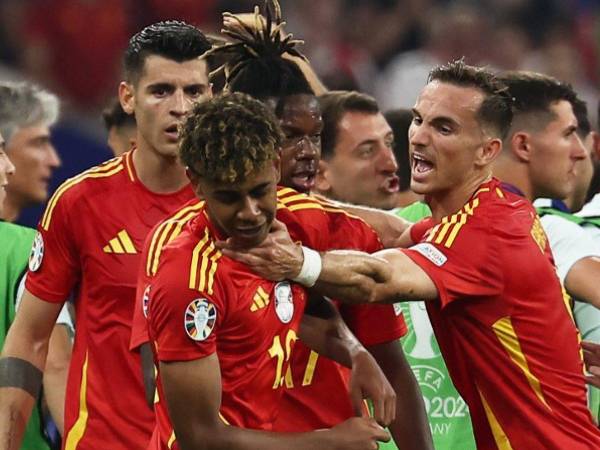 Lamine Yamal fue felicitado por sus compañeros de España tras su golazo ante Francia.