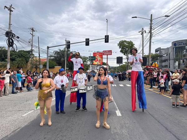 Integrantes de la banda del Instituto José Trinidad Reyes fue uno de los primeros en desfilar por la avenida Circunvalación de San Pedro Sula.