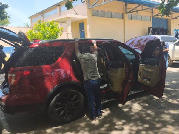 Sorprenden a tres personas con presunta droga escondida bajo los asientos de una camioneta en Choluteca.