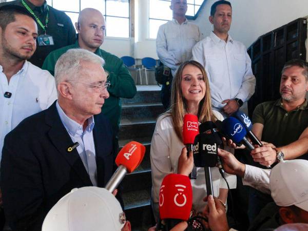 La candidata presidencial Paloma Valencia, acompañada del exmandatario Álvaro Uribe.