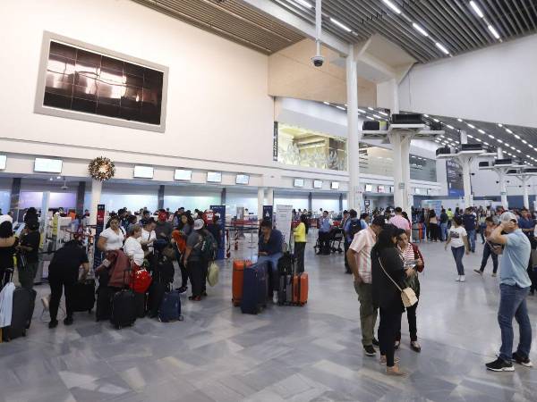 Pasajeros esperan en el aeropuerto Ramón Villeda Morales.