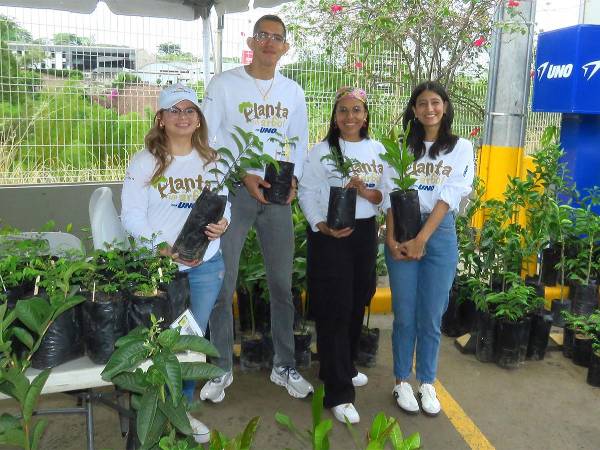 La campaña “Planta un árbol con UNO”, se desarrolló en varias estaciones de servicio UNO de Tegucigalpa y San Pedro Sula.
