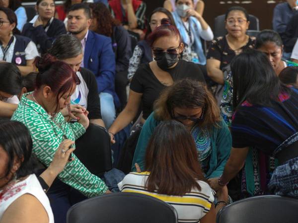 Sobrevivientes y familiares de las víctimas del incendio del Hogar Seguro Virgen de la Asunción oran durante una audiencia este martes, en Ciudad de Guatemala.