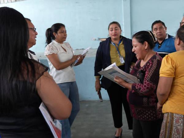 Padres de familia en el kínder Josefa Lastiri, en barrio Barandillas de San Pedro Sula.