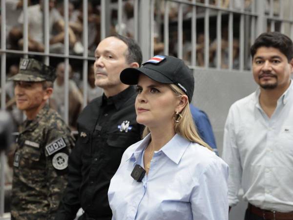Visita de la presidenta Laura Fernández.