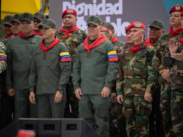 El ministro de Defensa de Venezuela, Vladimir Padrino López (c).