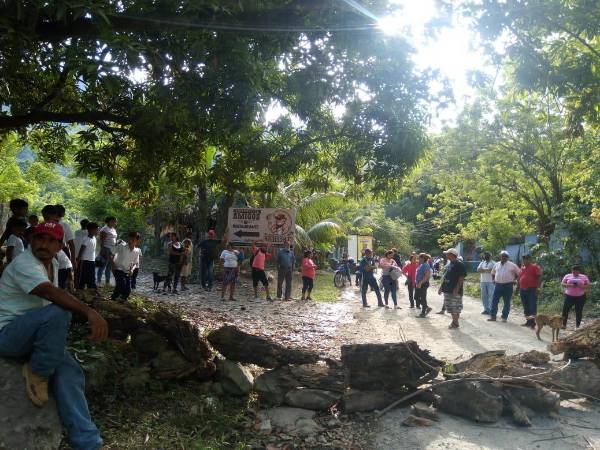 Por dos horas el acceso a la Cuenca del Cangrejal estuvo paralizada.