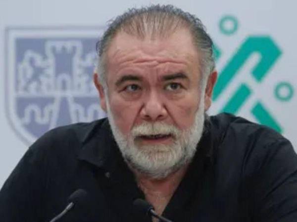 El actor mexicano Jesús Ochoa fue hospitalizado tras sufrir una caída de aproximadamente 10 metros de altura cuando falló un elevador instalado para una función del musical Perfume de Gardenia en Atizapán, Estado de México.