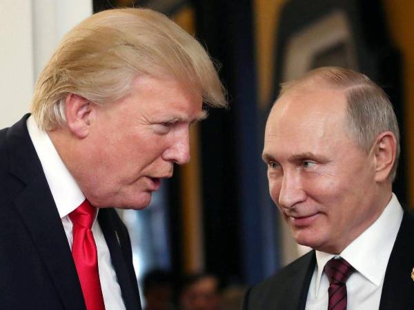 Encuentro del presidente ruso Vladimir Putin (D) y el presidente de EE.UU. Donald J. Trump (I) en la 25ª Cumbre de Cooperación Económica Asia-Pacífico (APEC) en Vietnam, en 2017.