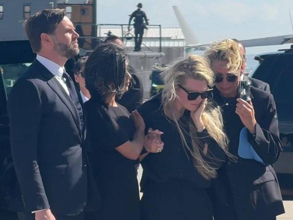 El vicepresidente de Estados Unidos, JD Vance, y su esposa, Usha, consuelan a Erika Kirk, viuda del activista conservador Charlie Kirk.