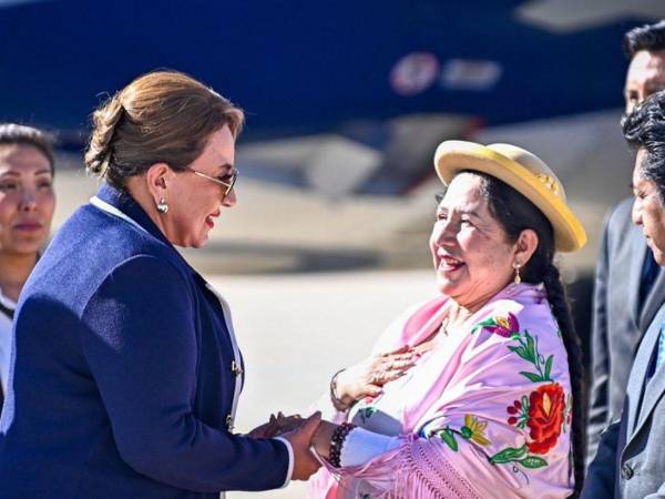 Fotografía cedida por la Cancillería de Bolivia de la presidenta de Honduras, Xiomara Castro (i), saludando a la ministra de Relaciones de Exteriores de Bolivia, Celinda Sosa Lunda, este lunes en Sucre (Bolivia).