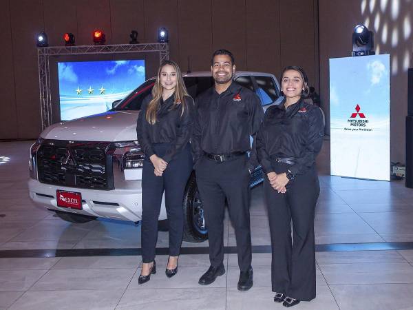 Brenda Alvarado, Rodolfo Rodríguez y Carmen González, durante el anuncio del reconocimiento recibido por la Mitsubishi L200.