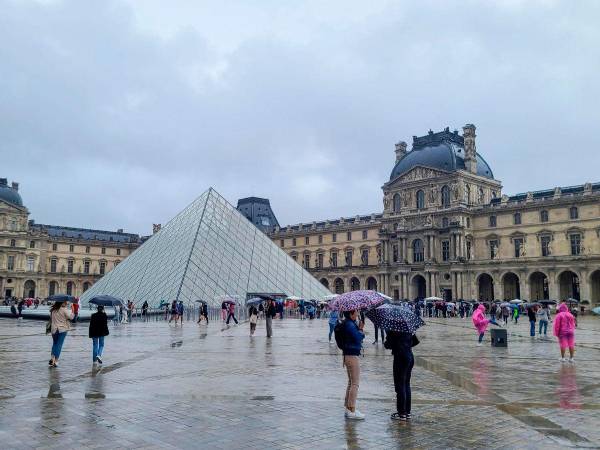 Hombres encapuchados robaron varias joyas del museo Louvre en un asalto este domingo.