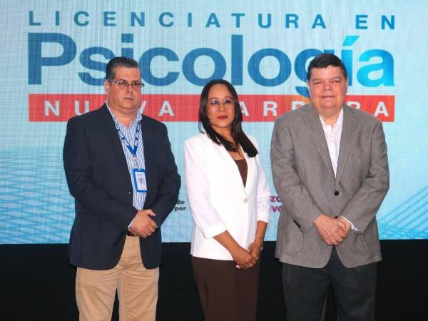 El Lic. Celio Acosta, Decano de Desarrollo Curricular de USAP; la Lic. Clara Antúnez, Directora de la carrera de Psicología; y el Ing. Senén Villanueva, Rector de USAP, durante el lanzamiento oficial de la nueva Licenciatura en Psicología.