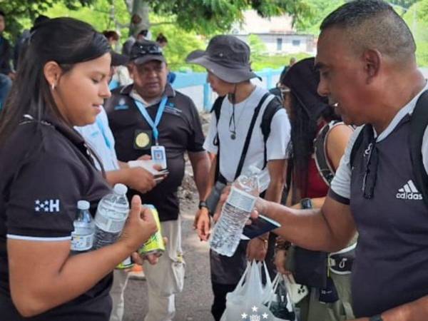 El Gobierno de la presidenta Xiomara Castro, a través de la Comisión Permanente de Contingencias (Copeco), brindó este sábado asistencia a los viajeros que transitan hacia El Salvador por la delegación fronteriza de El Amatillo