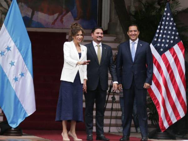 La secretaria de Seguridad Nacional de Estados Unidos, Kristi Noem, en compañía del canciller Javier Efraín Bú Soto.