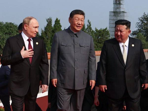 El presidente chino, Xi Jinping, junto a los mandatarios de Rusia y Corea del Norte, Vladimir Putin y Kim Jong Un, en Pekín.