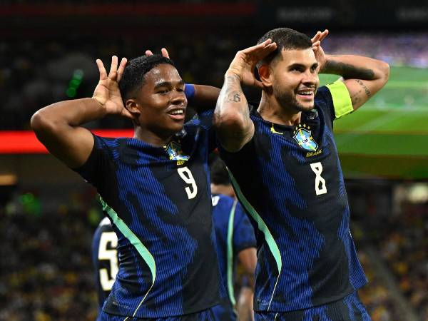 Bruno Guimarães anotó uno de los 4 goles en la victoria de Brasil. FOTO EFE.