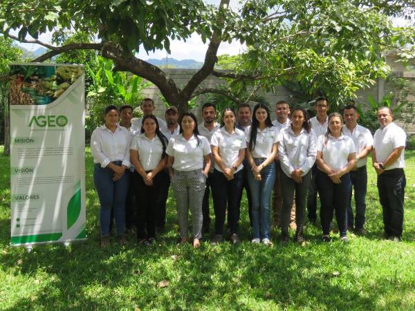 Equipo de AGEO, en sus instalaciones en Corquín, Copán.