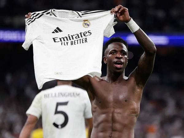 Vinicius se quitó la camiseta y la mostró a la afición del Real Madrid en el estadio Santiago Bernabéu tras marcar su segundo gol contra el Borussia Dortmund.
