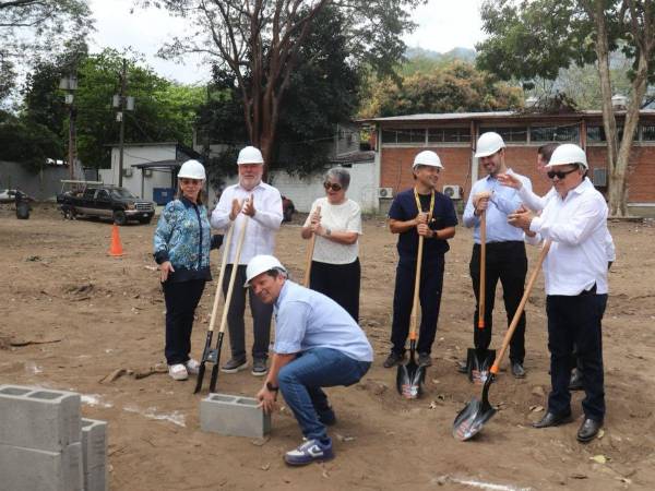 El alcalde Roberto Contreras, la directora de Cepudo, Linda Coello y autoridades del hospital colocan la primera piedra del centro de cirugía pediárica del Mario Catarino Rivas.