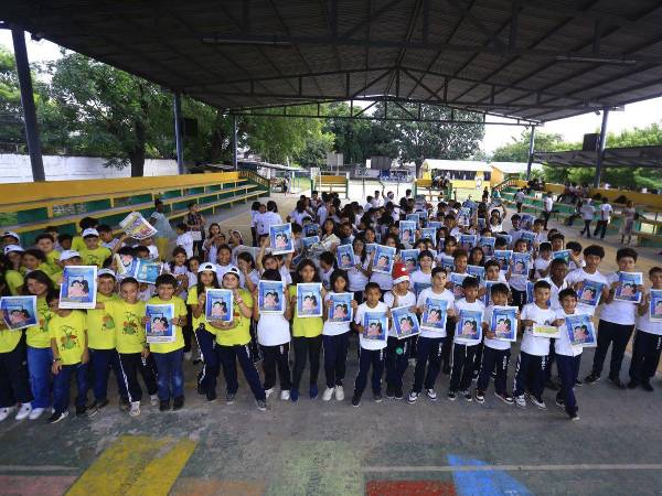 Estudiantes del CEB Primero de Febrero tras finalizar la lectura del sexto fascículo de Mente Sana.