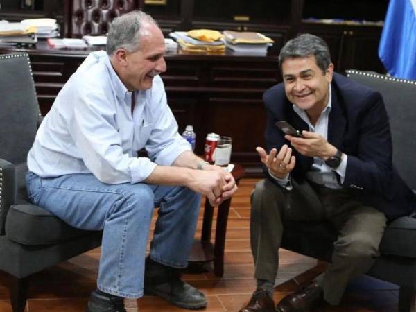 El presidente Nasry Asfura junto al expresidente Juan Orlando Hernández.
