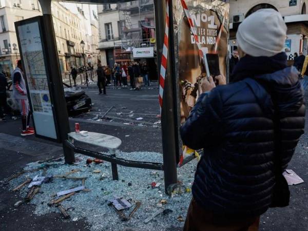 Lecornu indicó que los toques de queda que se van a declarar en los próximos días en algunas ciudades o al menos en una parte de ellas