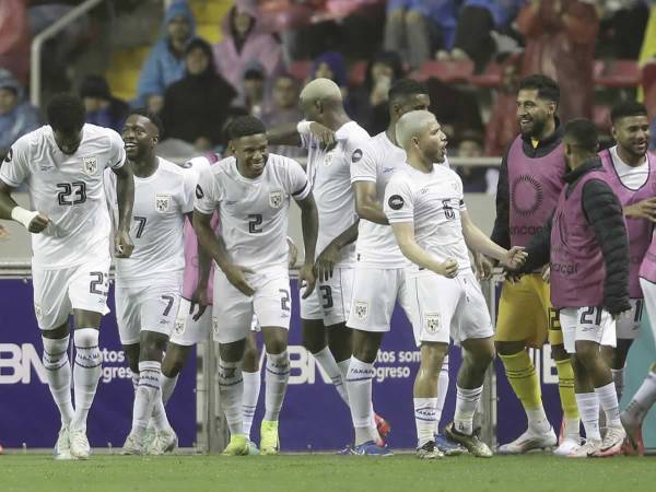Los jugadores de Panamá celebrando el gol de penal de José Fajardo contra Costa Rica.