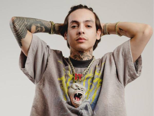 Natanael Cano es un cantante de corridos tumbados bastante popular, las canciones del famoso son altamente reproducidas en Estados Unidos, país al que no puede ingresar debido a que ya no tiene visa de trabajo y tampoco de turista.