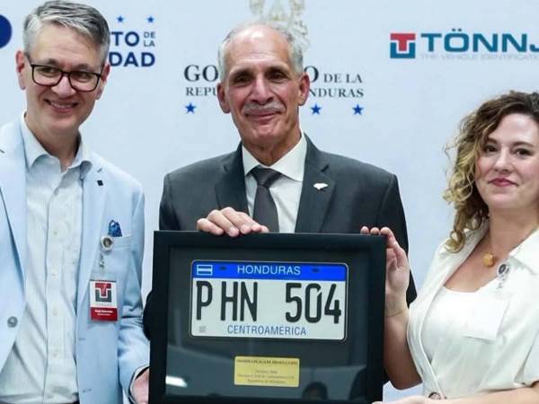 El presidente Nasry Asfura participó en el inicio de la producción nacional de placas metálicas para vehículos en Tegucigalpa.