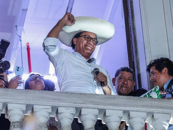 El candidato a la Presidencia de Perú Roberto Sánchez celebra las proyecciones que ratifican un empate técnico contra Keiko Fujimori con una mínima ventaja para él.