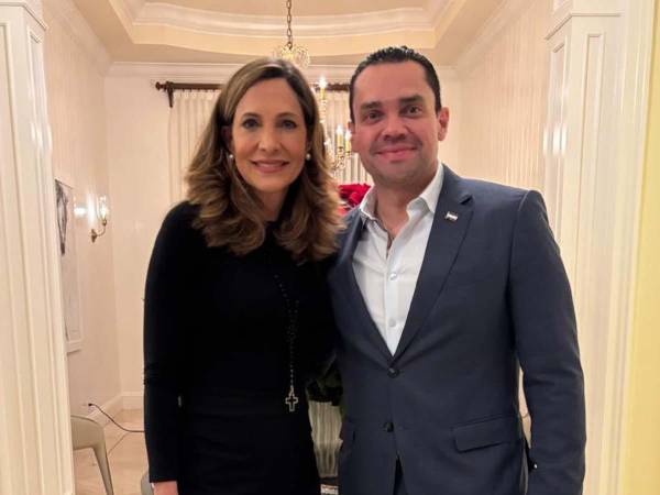 Tomás Zambrano junto a la congresista estadounidense María Elvira Salazar durante un encuentro en el que abordaron temas relacionados con la democracia y Honduras.