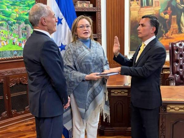 Enrique Rodríguez Burchard es nombrado ministro de Defensa.