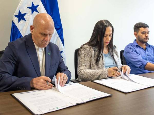 La ministra de Sedesol, Fátima Juárez, y el rector de El Zamorano, Jeff Cohen, durante la firma del convenio que garantiza becas a 177 estudiantes hondureños.