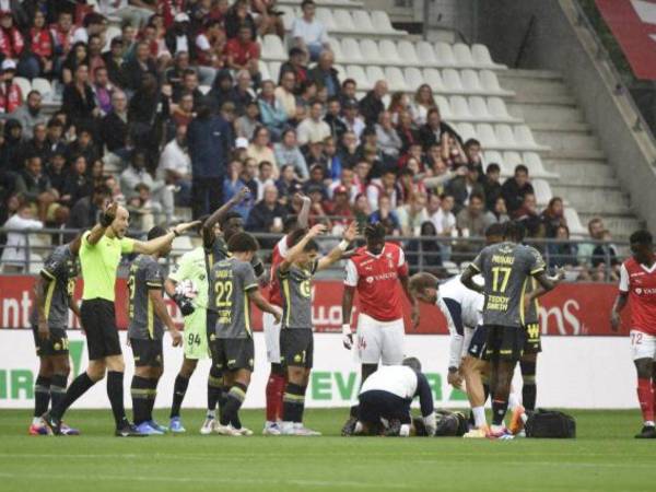 Jugadores y árbitro pidieron ayuda médica para Ángel Gomes.