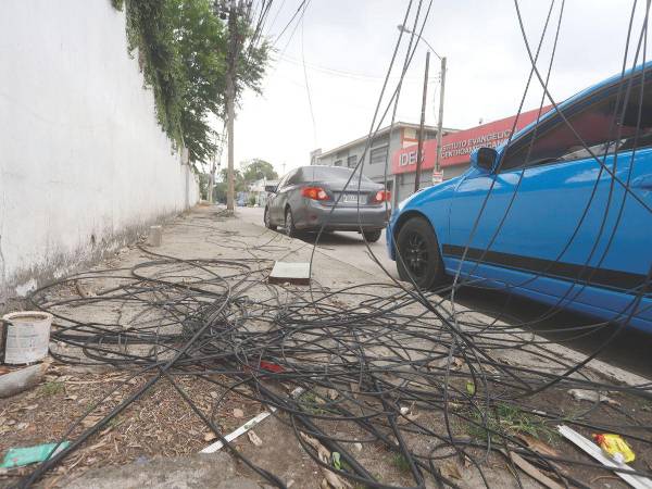 En la acera de la 2 avenida, 6 calle, hay varias decenas de metros de cables de diferentes servicios que impiden a los peatones caminar por la zona.