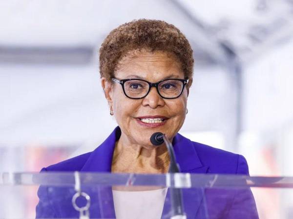Karen Bass, alcaldesa de Los Ángeles.