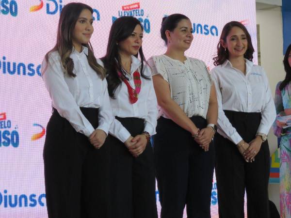 Autoridades de Diunsa durante el evento de lanzamiento de la campaña “Este verano, llévatelo Diunso”, en las instalaciones de Diunsa San Fernando.